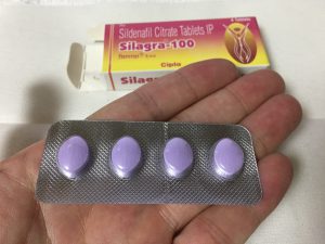 シラグラはカラフルな明るめの紫色の錠剤が４錠